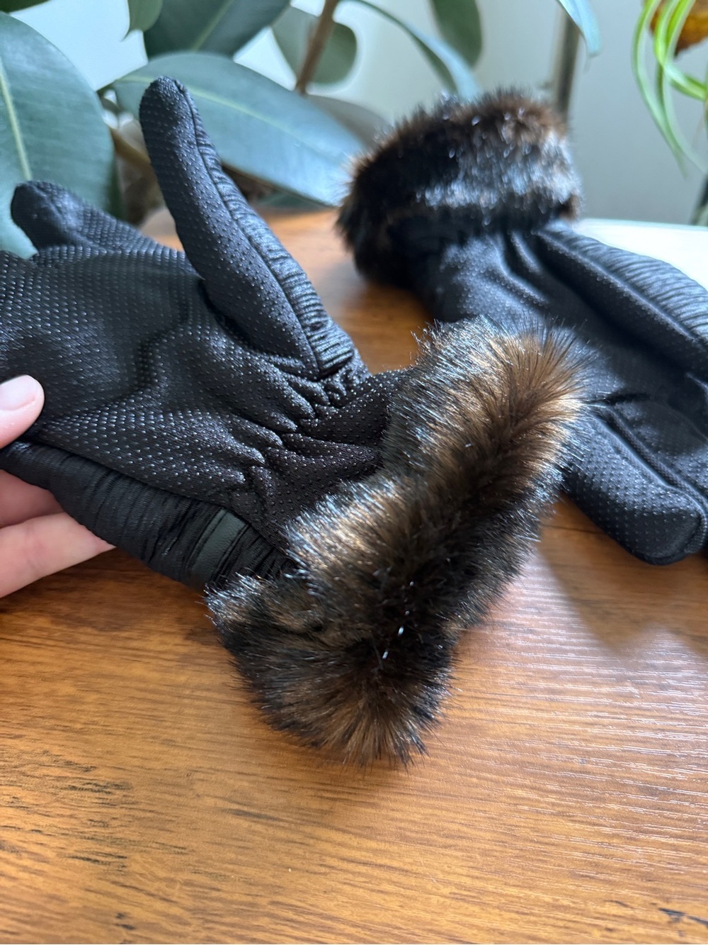 Black Faux-Fur Trim women’s Winter Gloves - Picture 5 of 8